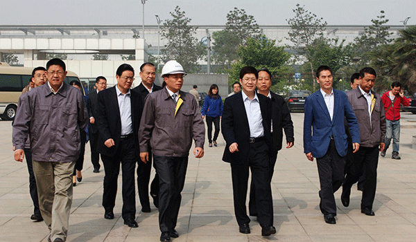 西安市委常委、常務副市長岳華峰蒞臨西瑪電機調研指導。 西安市委常委、常務副市長岳華峰蒞臨西瑪電機調研指導。