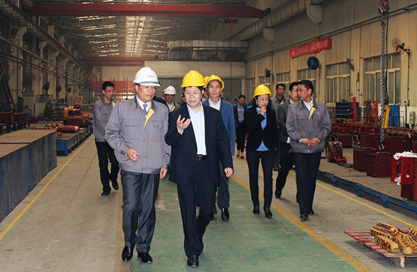 西安市委常委、常務副市長岳華峰蒞臨西瑪電機調研指導。 西安市委常委、常務副市長岳華峰蒞臨西瑪電機調研指導。